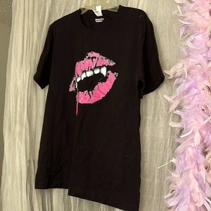 ⭐️ Fifthsun Tultex Black Short Sleeve Tee Vampire teeth pink lips blood XL